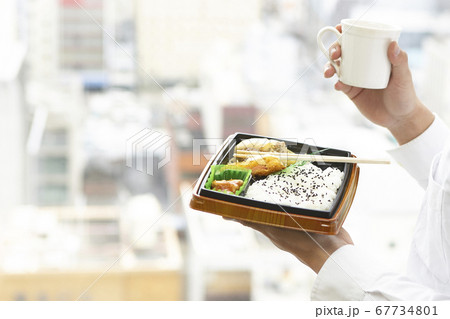 オフィスワーカーのランチ 67734801