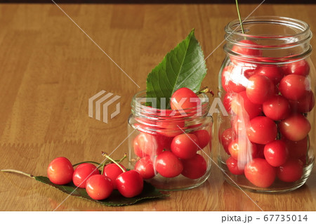 瓶詰めのさくらんぼを物撮り 67735014