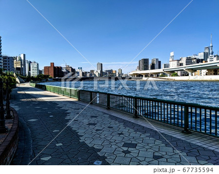 快晴の隅田川沿いから撮った両国橋 67735594