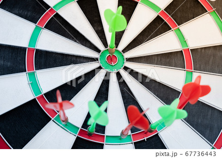 The arrow in the middle of the dartboard Demonstrate the concept of a successful business goal 67736443