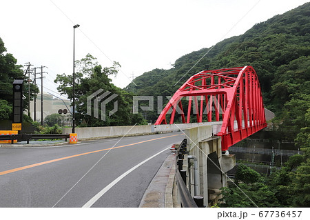 高浜原子力発電所2020と新内浦大橋（福井県 大飯郡 高浜町） 67736457