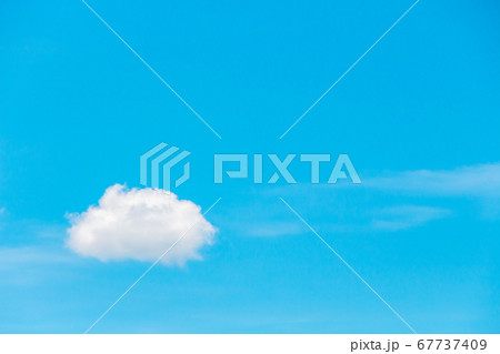 快晴の夏の空にぽっかりと浮かぶ雲 快晴の夏の空にぽっかりと浮かぶ雲 67737409