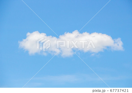 快晴の夏の空にぽっかりと浮かぶ雲 67737421