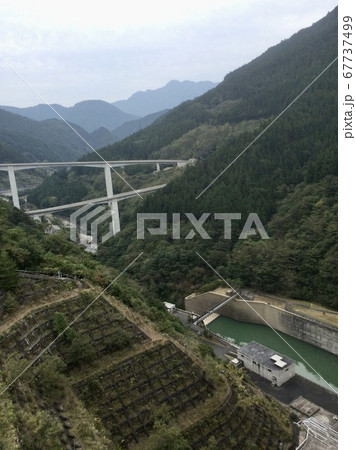 秩父市　中津川ループ橋　と　滝沢ダム 67737499