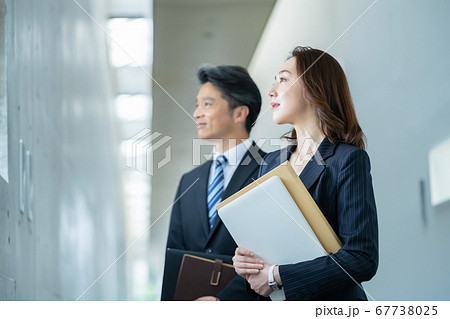 ビジネスマン 働く女性 ビジネスマン 働く女性 67738025