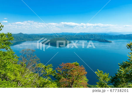 【青森県十和田湖】御鼻部山から眺める春の十和田湖 【青森県十和田湖】御鼻部山から眺める春の十和田湖 67738201
