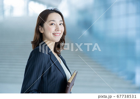 働く女性 ビジネスウーマン 女性ビジネスマンの写真素材