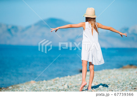 Cute little girl at beach during summer vacation 67739366