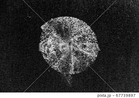White color chalk hand drawing in circle or oval shape on black board background 67739897