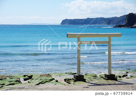 鵜原海岸の白い鳥居 千葉県勝浦市 の写真素材 67739914 Pixta