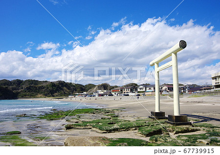 鵜原海岸の白い鳥居 千葉県勝浦市 の写真素材 67739915 Pixta