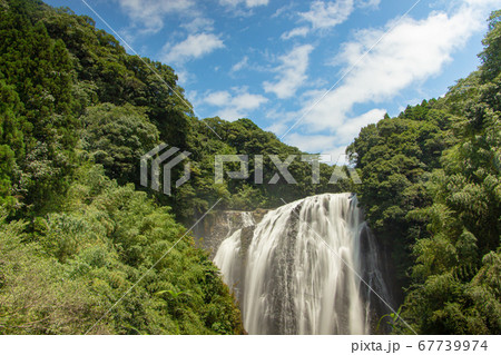 鹿児島県姶良市の龍門滝　青空と網掛川の龍門滝 67739974