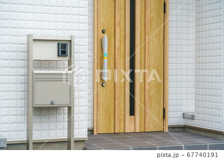 新築住宅の機能門柱 67740191