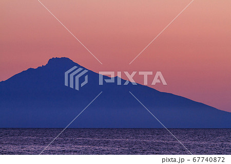 夕暮れの利尻山 67740872