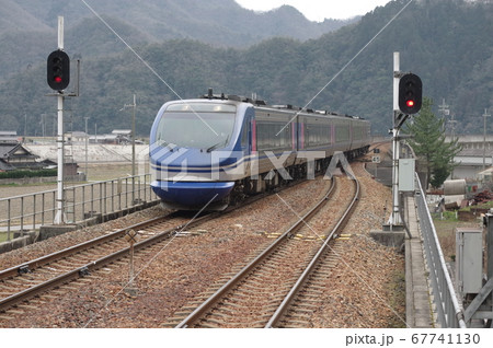 智頭急行河野原円心駅を通過する下り特急スーパーはくと 智頭急行河野原円心駅を通過する下り特急スーパーはくと 67741130