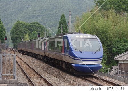 智頭急行河野原円心駅を通過する上り特急スーパーはくと 67741131