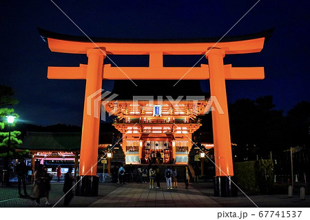 伏見稲荷大社 京都 夜のライトアップされた一の鳥居と楼門の写真素材