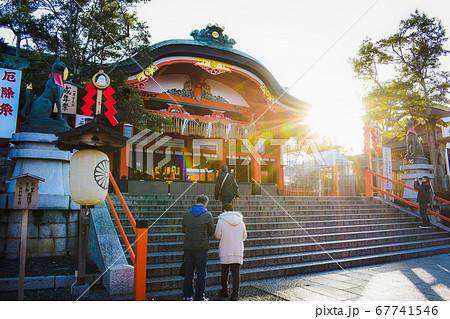 伏見稲荷大社・京都 朝日と本殿 伏見稲荷大社・京都 朝日と本殿 67741546