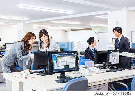 クリエイティブオフィス ビジネスシーン クリエイティブオフィス ビジネスシーン 67741605