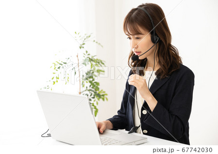 オンラインで仕事をする女性 オンラインで仕事をする女性 67742030