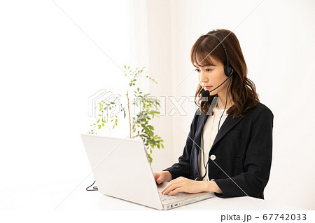 オンラインで仕事をする女性 オンラインで仕事をする女性 67742033
