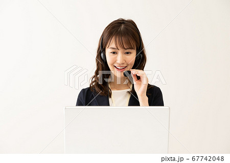 オンラインで仕事をする女性 オンラインで仕事をする女性 67742048