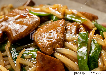 レバニラ炒め 豚レバーともやしとニラの炒め物 の写真素材