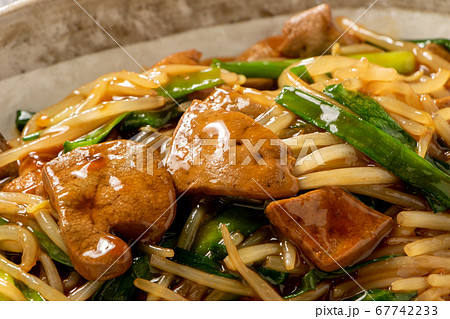 レバニラ炒め。(豚レバーともやしとニラの炒め物。) レバニラ炒め。(豚レバーともやしとニラの炒め物。) 67742233