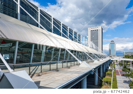 青空に映える幕張メッセ 国際展示場9-11 67742462