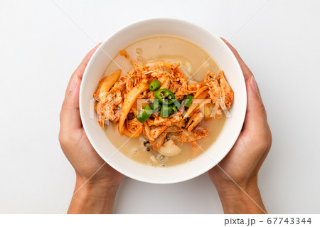 鶏肉 麺 食べ物 67743344