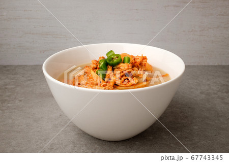 鶏肉 麺 食べ物 67743345