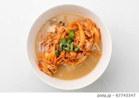 鶏肉 麺 食べ物 67743347
