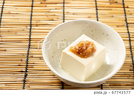 なめ茸冷奴。背景すだれで夏イメージ。 67743577