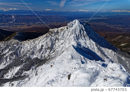 厳冬の八ヶ岳連峰・赤岳山頂から見る阿弥陀岳と中央アルプス・御嶽・乗鞍岳 厳冬の八ヶ岳連峰・赤岳山頂から見る阿弥陀岳と中央アルプス・御嶽・乗鞍岳 67743703