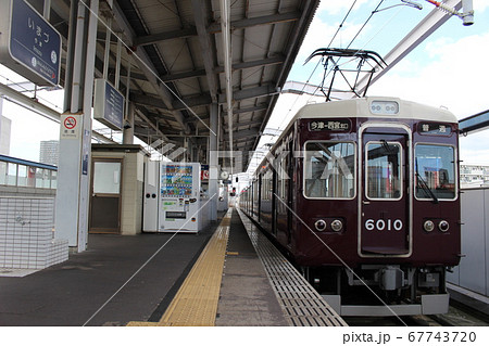 【阪急電鉄】今津駅に停車する阪急今津線6000系電車 67743720