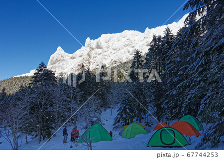 八ヶ岳連峰・行者小屋のテント場と厳冬の横岳稜線 67744253