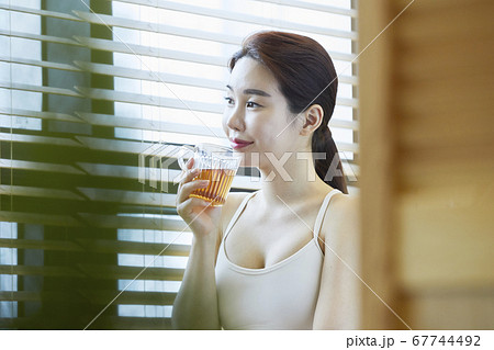 ティータイム 窓 女性 67744492