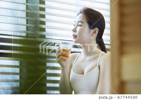 ティータイム 窓 女性 67744500
