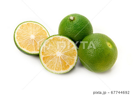 半分にカットした、へべす 67744692