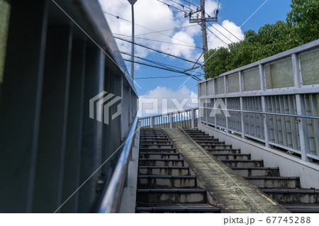 青空の下の歩道橋 青空の下の歩道橋 67745288