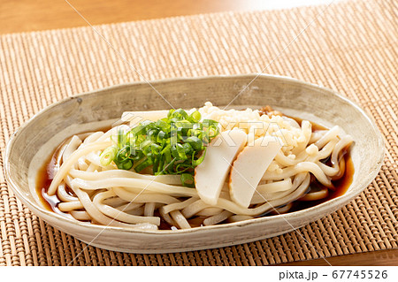 ぶっかけうどん(冷)。トッピングは、青ネギ・天かす・かまぼこ。 ぶっかけうどん(冷)。トッピングは、青ネギ・天かす・かまぼこ。 67745526