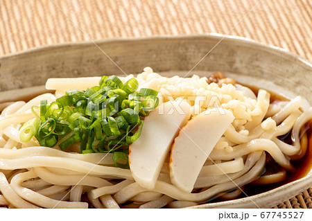 ぶっかけうどん(冷)。トッピングは、青ネギ・天かす・かまぼこ。 ぶっかけうどん(冷)。トッピングは、青ネギ・天かす・かまぼこ。 67745527