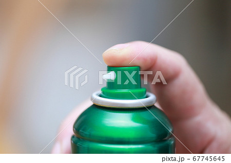 スプレー缶を噴射するシニアの指 67745645