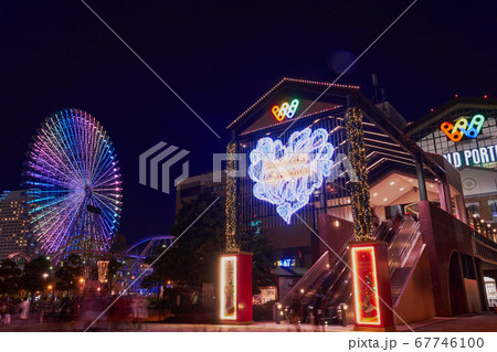 横浜　みなとみらいの運河パークのクリスマスシーズンの夜景 67746100