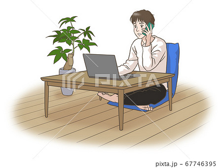 自宅でパソコンを見ながら電話する若い男性 67746395