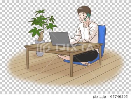 自宅でパソコンを見ながら電話する若い男性 67746395