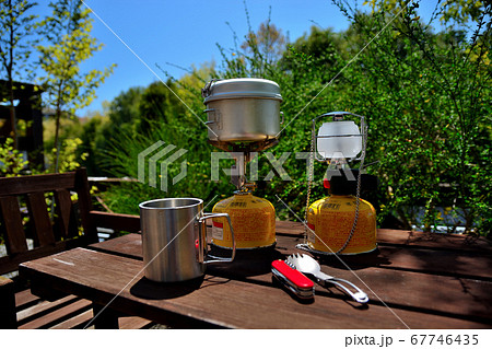 キャンプのイメージ・ガスコンロとマグカップとガスランタンと折り畳みスプーンとマルチツール(3) 67746435