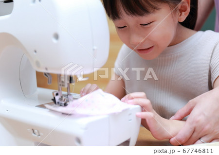 ママにミシンを教わる女の子 67746811