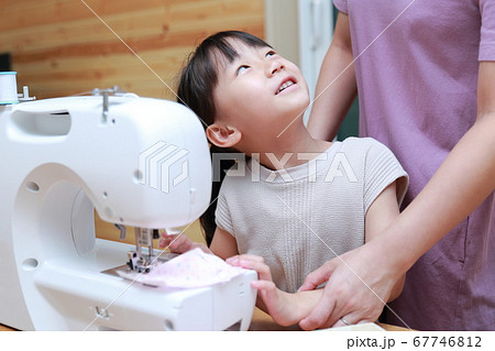 ママにミシンを教わる女の子 ママにミシンを教わる女の子 67746812