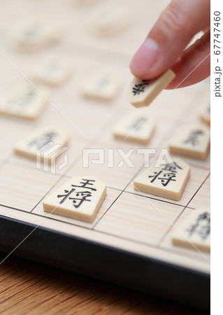 将棋の対局をする女性の指 67747460